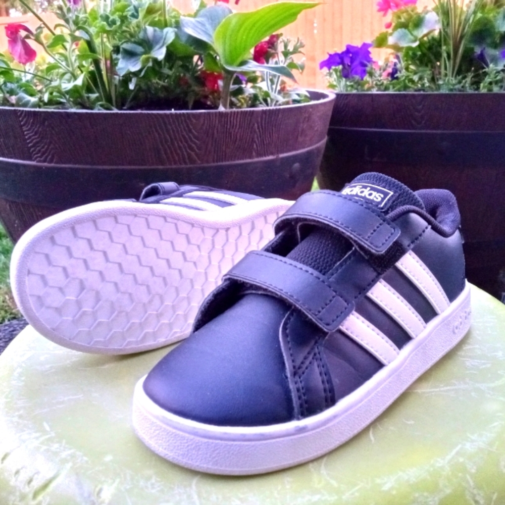 Kid's Adidas • sz 10 k
